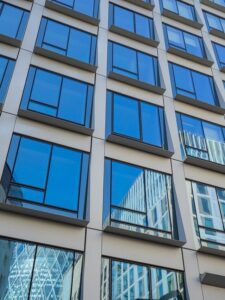 melhorobra apresenta dicas para montar sua vidraçaria vidros fotos de building-8531835_1280